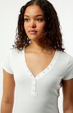 Poppy V-Neck Button T-Shirt image number 3