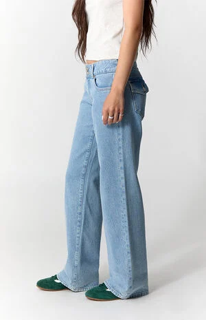 Zoe Low Rise Girlfriend Jeans Button Pocket Light Blue image number 4