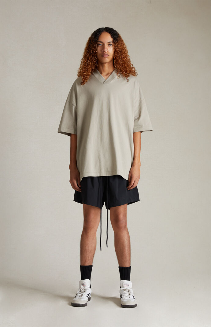 人気 ☆FEAROFGOD☆ V-NECK T-SHIRT SEAL - 24SS Fear of God Essentials Seal V-Neck T-Shirt | PacSun
