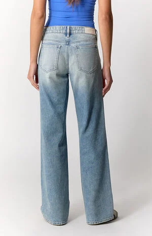 Zoe Low Rise Girlfriend Jeans Light Blue image number 4