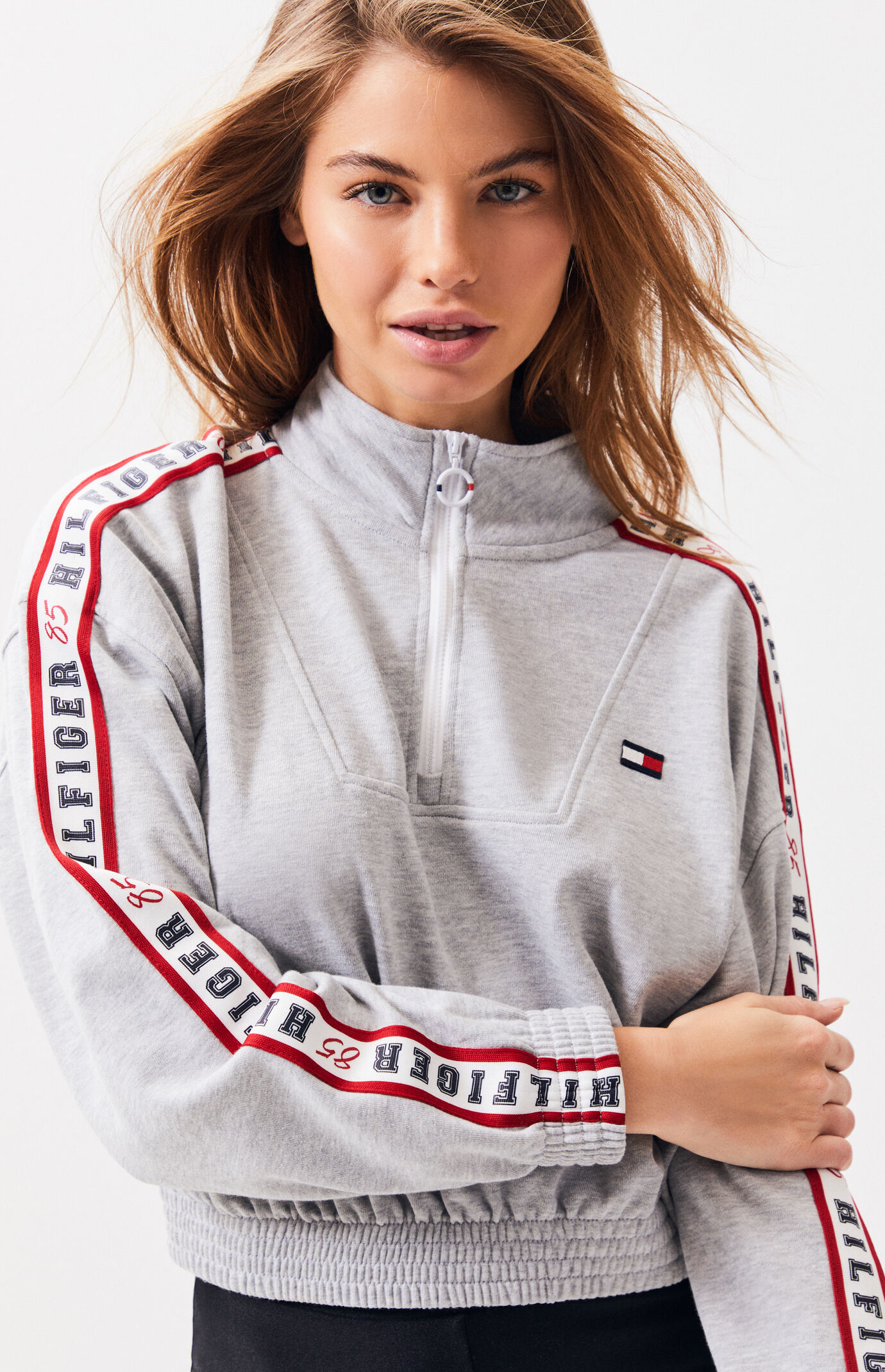 tommy jeans cropped sweatshirt