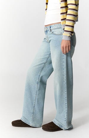 Zoe Low Rise Girlfriend Jeans Light Blue Wash image number 3