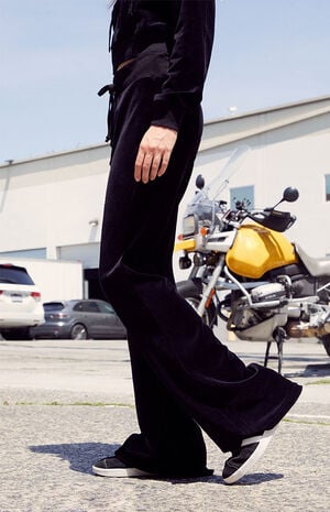 Black Hillary Yoga Pants image number 3