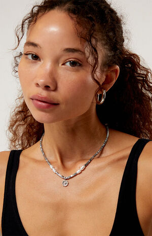 Silver Daisy Pendant Necklace image number 1