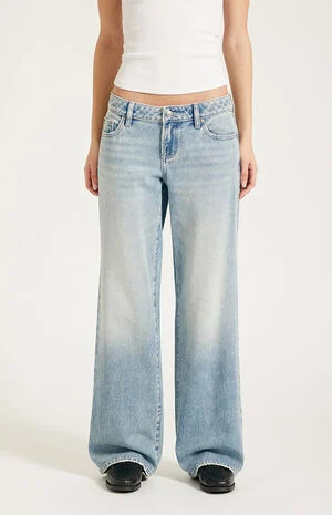 Zoe Low Rise Girlfriend Jeans Light Blue image number 3