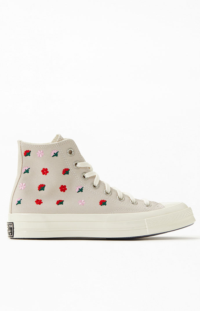 花鳥41 Chuck 70 Embroidered Daisies Unisex High Top Shoe. Converse.com