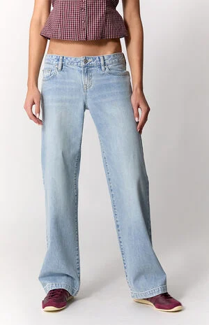Zoe Low Rise Girlfriend Jeans Button Pocket Light Blue image number 2