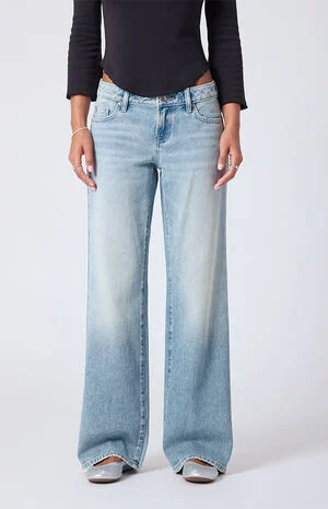 Zoe Low Rise Girlfriend Jeans Light Blue image number 2