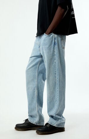 Men's 565 Loose Straight Jeans Light Wash image number 3