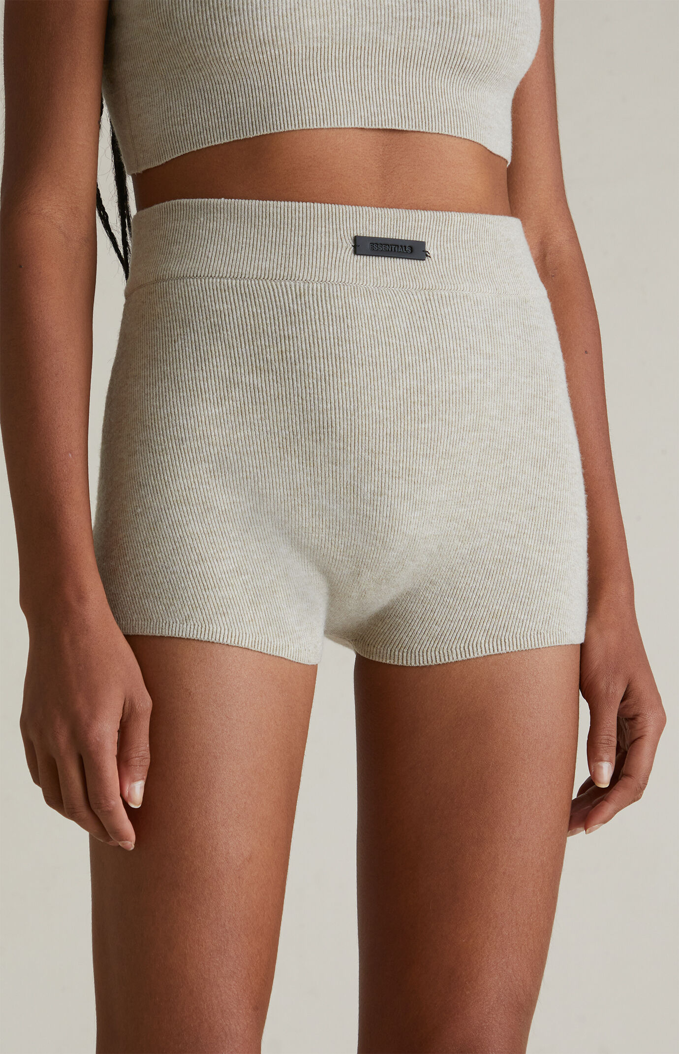 ショートパンツ FEAR OF GOD SS25 SOFT RIB SPORT BOXER (192SP257704FW CW) Fear of God Essentials Smoke Running Shorts | PacSun