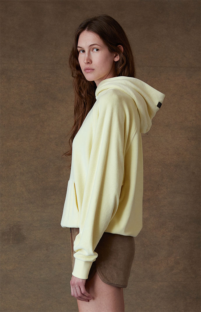 Fear of God Essentials★レディースベロアショーツ★BeachShort Fear of God Essentials Women's Wood Velour Beach Shorts | PacSun