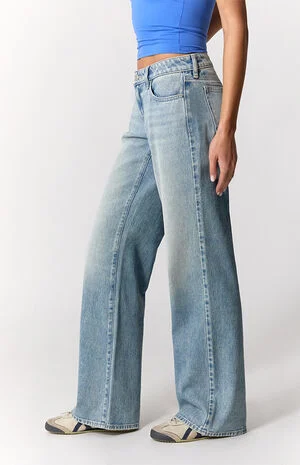 Zoe Low Rise Girlfriend Jeans Light Blue image number 3