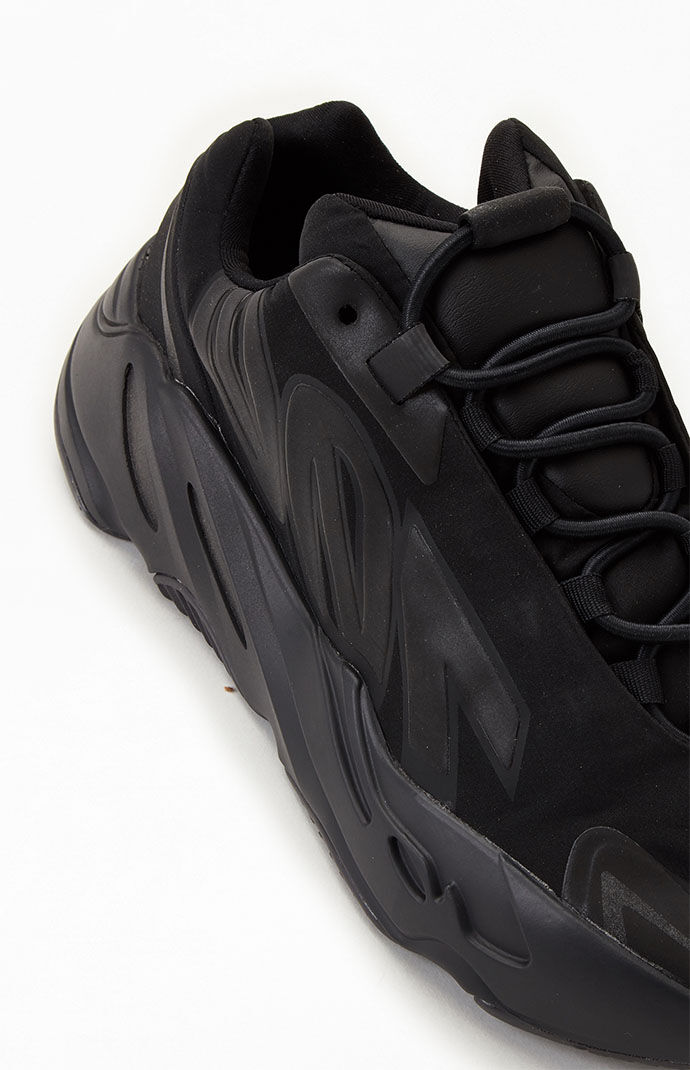 yeezy 700 black size 6