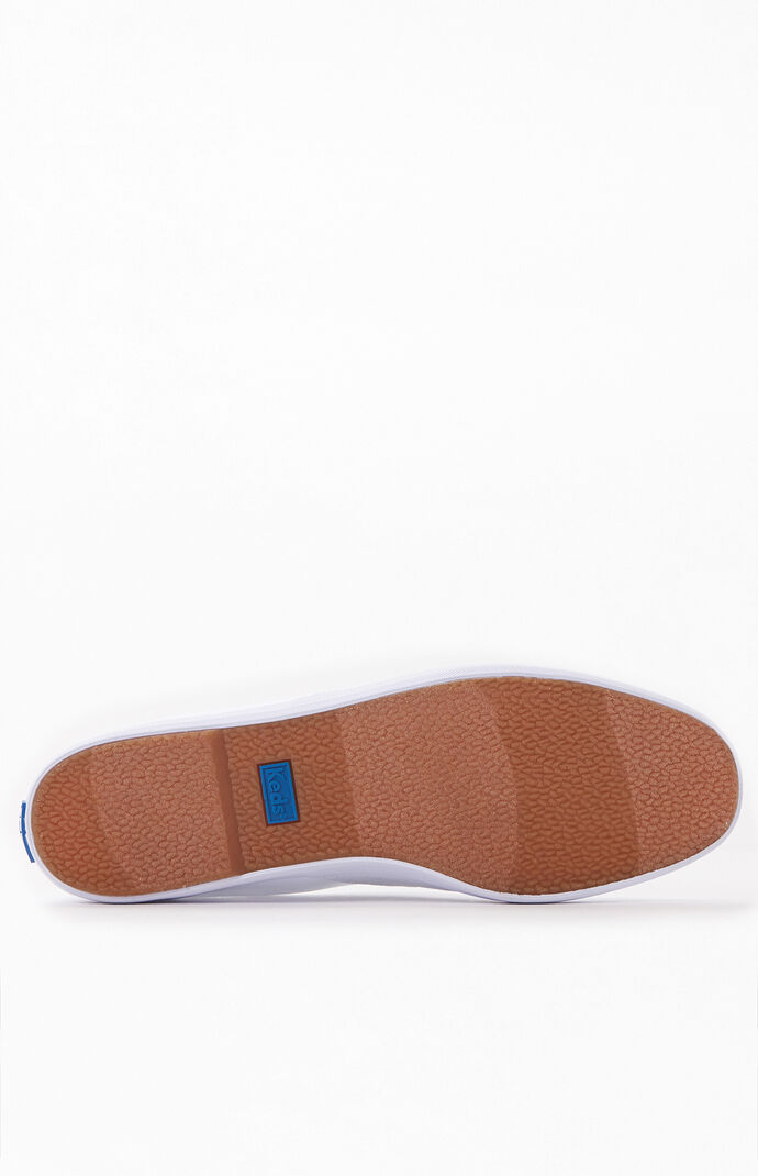 Women's White Chillax Seasonal Solid Sneakers