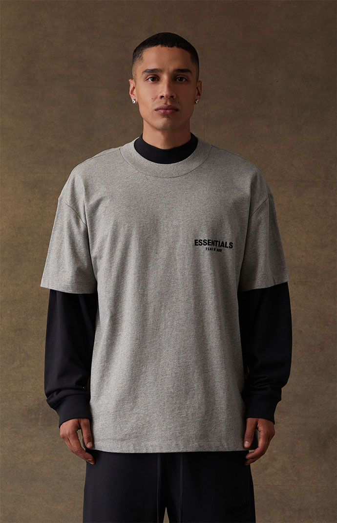 新作 FEAR OF GOD ESSENTIALS フロントロゴ Tシャツ OATMEAL Fear of God Essentials Light Oatmeal T-Shirt | PacSun