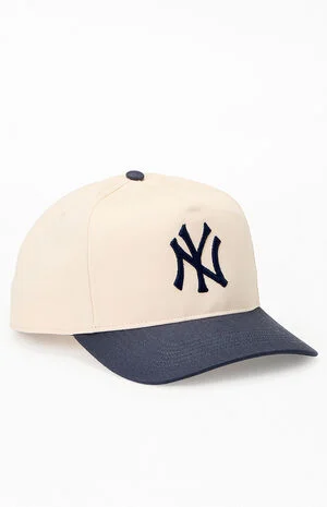 White & Navy NY Yankees Two-Tone Hitch Snapback Hat image number 1