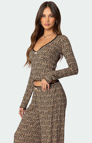 Lue Leopard Printed Ribbed V Neck Top image number 3