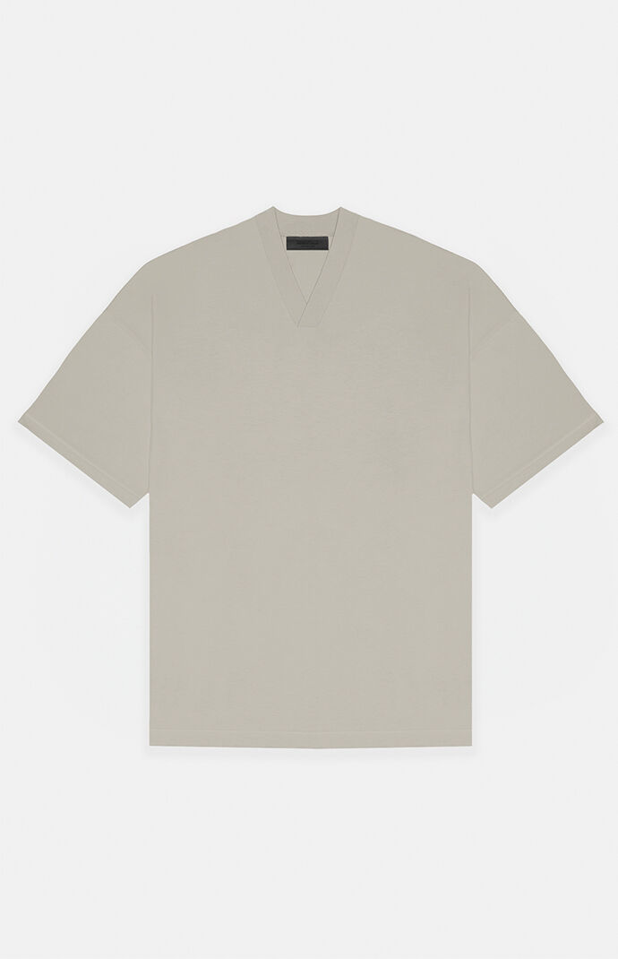 国内発送☆FEAR OF GOD☆V-NECK T-SHIRT/SEAL Fear of God Essentials Seal V-Neck T-Shirt | PacSun