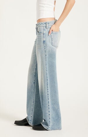 Zoe Low Rise Girlfriend Jeans Light Blue image number 4