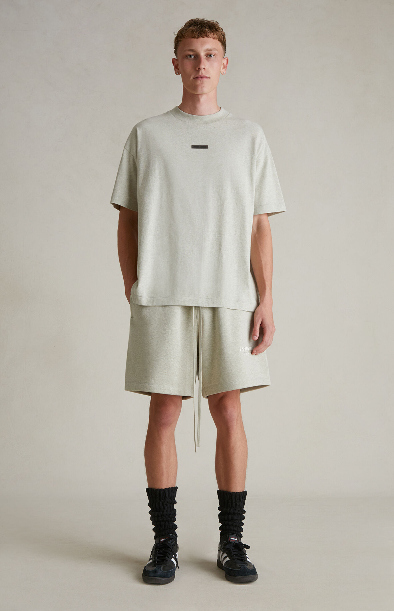 【FEAR OF GOD ESSENTIALS】ドローストリング ショーツ Fear of God Essentials Heather Stone Soccer Fleece Sweat
