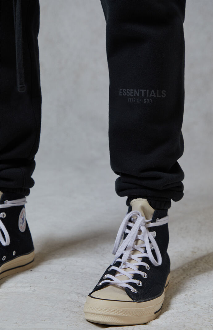 Black essential sweatpants 2025