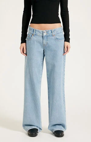 Zoe Low Rise Girlfriend Jeans Button Pocket Light Blue image number 2