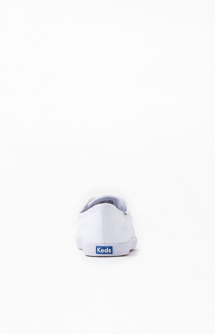 Women's White Chillax Seasonal Solid Sneakers