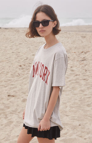 Penelope Red New York Oversized T-Shirt image number 2