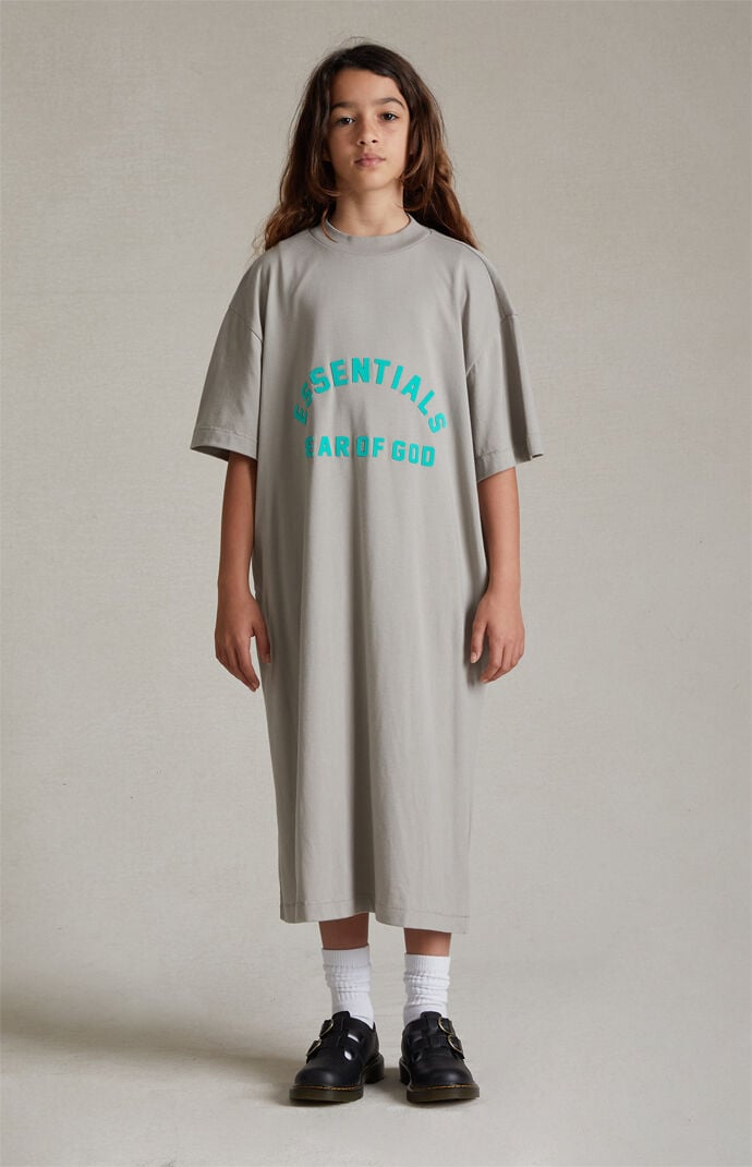 피오갓 에센셜 Fear of God Essentials Kids Seal 3/4 Sleeve T-Shirt Dress