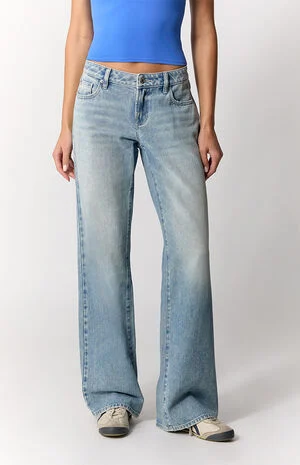 Zoe Low Rise Girlfriend Jeans Light Blue image number 2