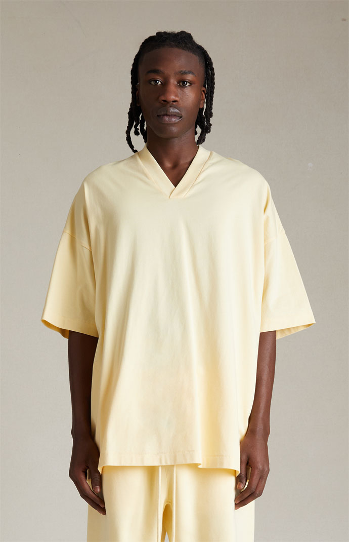人気 ☆FEAROFGOD☆ V-NECK T-SHIRT GARDEN YELLOW - 24SS Fear of God Essentials Garden Yellow V-Neck T-Shirt | PacSun