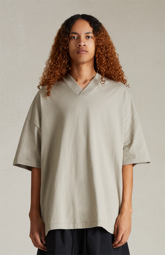 人気 ☆FEAROFGOD☆ V-NECK T-SHIRT SEAL - 24SS Fear of God Essentials SS24 V Neck T-Shirt 'Seal' 125SP244215F